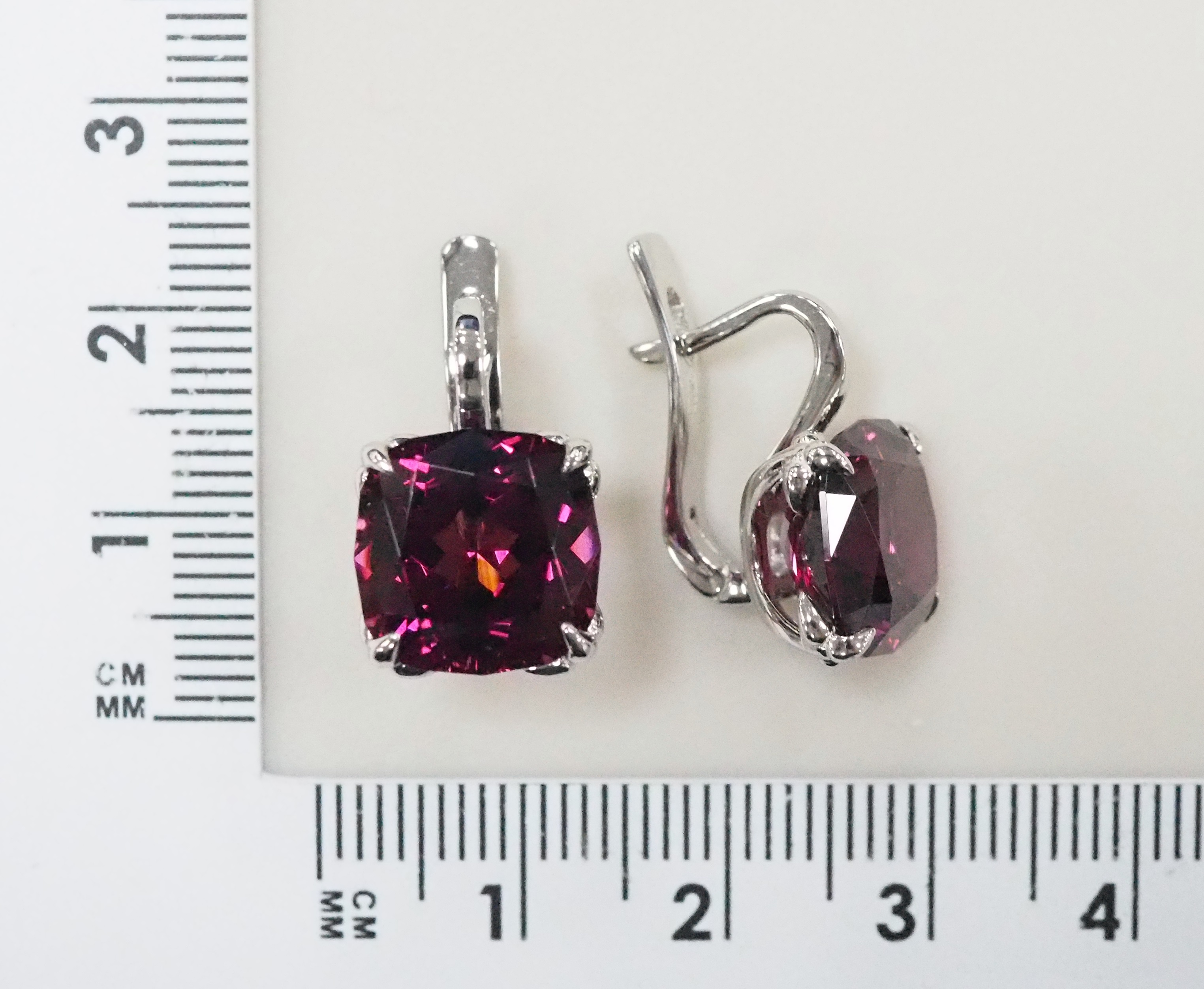 Платиновые серьги 950 пробы; вставки 2 Гранат родолит 13,68 (Малави);